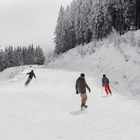 Familienabfahrt, blaue Piste, Semmering, Skifahrer und Snowboarder