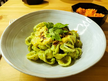 Orecchiette mit Pistazienpesto und Karotten Buchweizen Salat, Adamah Rezeptkistl