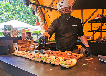 prater, feuerdorf, open-kitchen, outdoor, zelt, offenes feuer, grillen, hütten, fleisch,