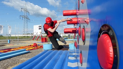 Wipeout Test, Mann fliegt ab vomSucker Punch Hindernis