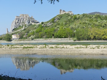 Ausblick vom österreichischen Donau-Ufer zur slowakischen Seite und der Burg Theben