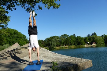 Handstand auf YBells, Kurpark Oberlaa, Wien, Sportler