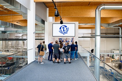 10 Personen bei einer Führung im der Produktionshallte von Zwettler Bier