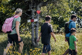 Familie wandert am Herzerlweg in Annaberg