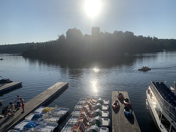 Tretboote und Packrafts vor dem Seerestaurant Ottenstein