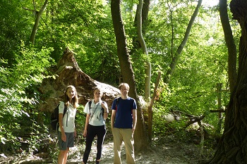 Die Helden der Freizeit Denise Kopyciok und Christoph König mit Rangerin Kerstin Drabits im Auwald