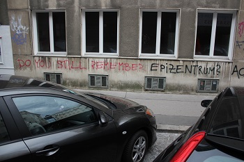 Schriftzug erinnert an das Epizentrum - einem besetzten Haus in Wien-Neubau