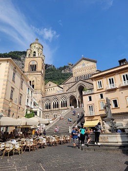 Treppen führen zum Dom von der Piazza Duomo in Amalfi
