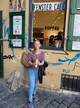 Sabrina Farkas vor dem Fenster Café in Wien