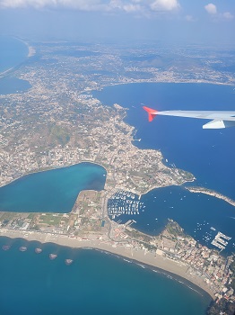 Traumhafter Blick auf Bacoli im Landeanflug auf Neapel