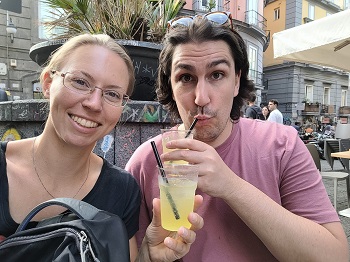 Daniel und Sabrina trinken Lemon Sprizz aus Plastikbechern