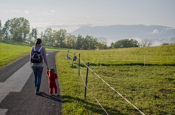 Rundweg in Priglitz, Frau mit Kind, Herbstwanderung, Niederösterreich