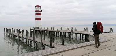 Leuchtturm in Podersdorf, Steg in den Neusiedler See, Mann mit Rucksack