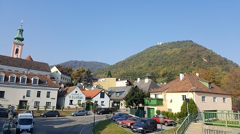 Dorf mit Kirche, dahinter ein Berg
