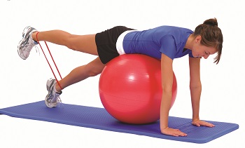 Frau mit Loops auf Gymnastikball