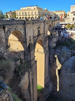 Steinerne Brücke, die über eine tiefe Schlucht führt