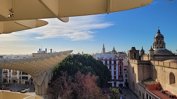 Blick auf eine Kirche vom Metropol Parasol in Andalusien