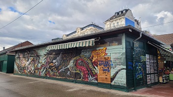Marktstand mit buntem Graffiti