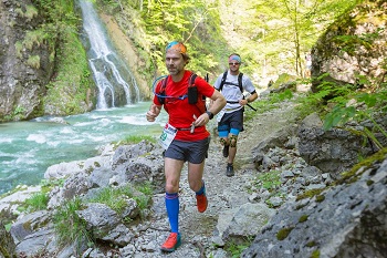 Läufer am Ötscher Trail neben Fluss und Wasserfall