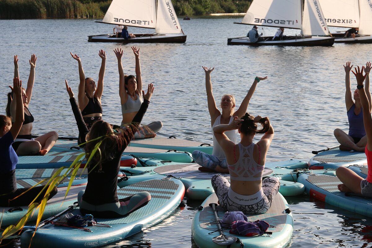 So funktioniert SUP Yoga – Übungen mit Video von Sabrina