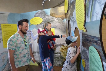 Familie bei der Kronprinz Rudolf Ausstellung von Acker und Au im Aussichtsturm im Schloss Orth an der Donau