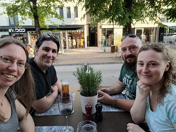 Zwei Pärchen in einem Gastgarten in Velden