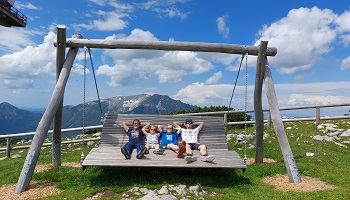 Familie in der Riesen-Liegeschaukel am Gipfel auf der Gemeindealpe