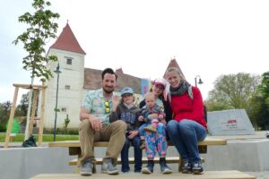 Genialer Familientag im Schloss Orth: Ausstellung und Ferien-Programm
