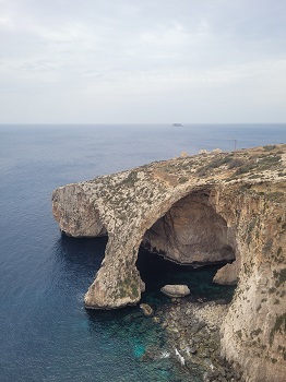Blick von der Klippe auf Felsentore der Blauen Grotte auf Malta