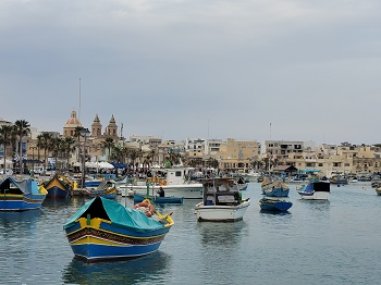 Bunte Boote im Hafen von Marsaxlokk