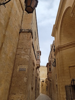 Schmale Gasse zwischen Sandsteinbauten