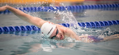 Andreas Onea schwimmt mit einem Arm