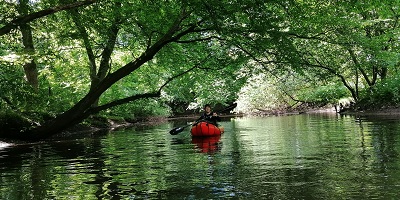 Mit Packraft-Boot auf der Alster nördlich von Hamburg