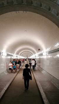 Frau im St. Pauli Elbtunnel, auch Alter Elbtunnel genannt