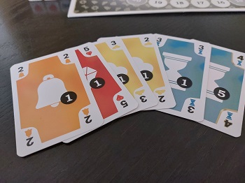 Karten im Spiel Raise, türkis, gelb, rot und orange