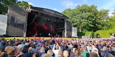 Gianna Nannini beim Stadtpark Open Air mit Zuschauern in Hamburg