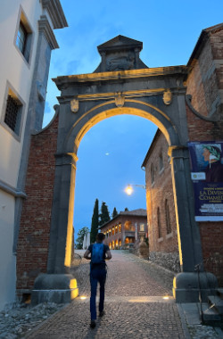 Castello di Udine, Mann am Weg hinauf