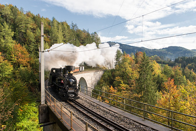 Dampfzug fährt über Viadukt auf der Mariazellerbahn
