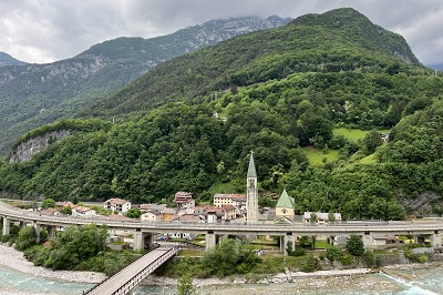 Dogna, Kanaltal, Alpe Adria Radweg, Blick auf die Kirche, Fluss und Autobahn