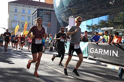 Läufer beim Graz Marathon vor dem Kunsthaus Graz
