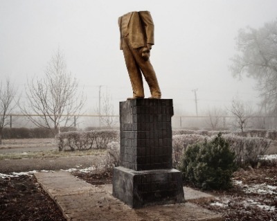 Zerrstörte Lenin Statue in der Ukraine, Foto von Guillaume Herbaut, 2103 in der Ukraine