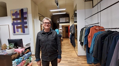 Manfred Lindner in seinem Disaster Clothing Geschäft, Fair Fashion Shop in Wien Neubau