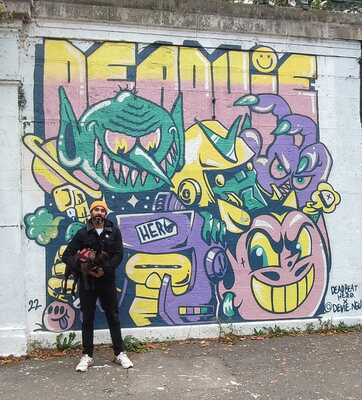 Rob Perez aka Deadbeathero mit Street Art auf der Augenbrücke