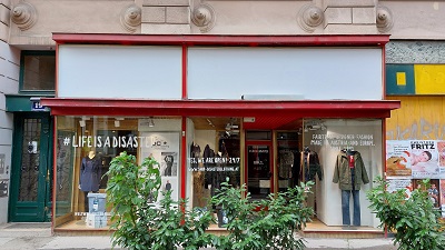 Auslage von Disaster Clothing, einem kleinen Fair Mode Designer Laden in Wien-Neubau