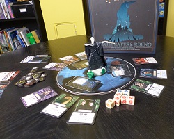 Kooperatives Spiel Death Eaters Rising aufgebaut mit Lord Voldemort Figur in der Mitte