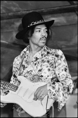 Jimi Hendrix begeisterte im Rock, Psychedelic Rock und vielen anderen Genres. Wir präsentieren dir seine Bestenliste