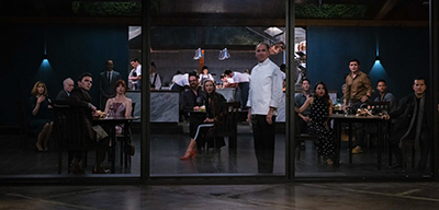 Ralph Fiennes als Chef Julian Slowik hält seine Gäste im Restaurant fest.
