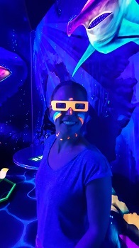 Frau mit Neonbemalung und 3D Brille in UV Licht