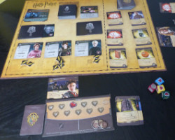 Spielbrett von Kampf um Hogwarts aufgebaut mit Harry Potter den Karten und den Bösewichten