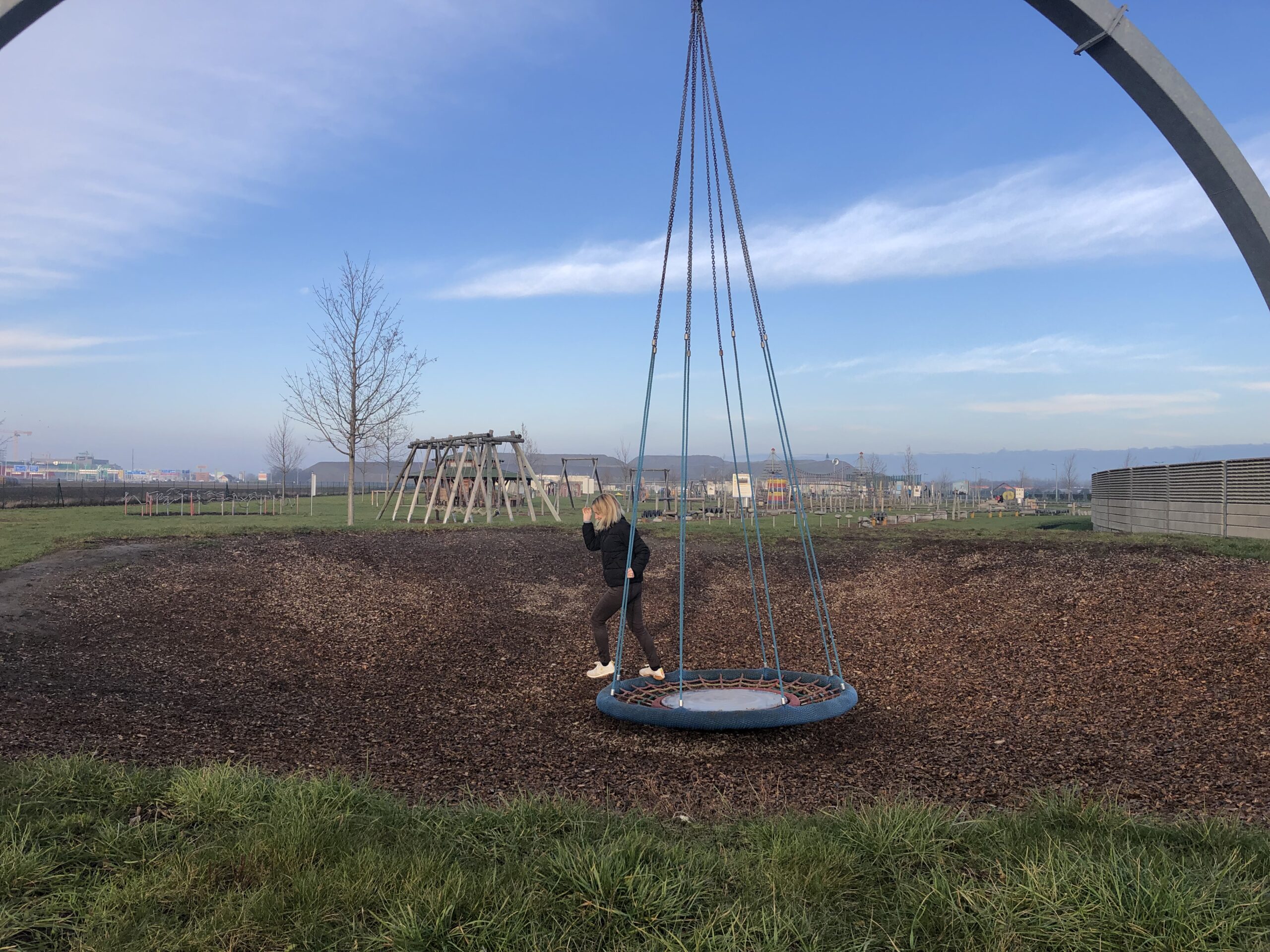 Mutter trainiert im Motorikpark Donaustadt